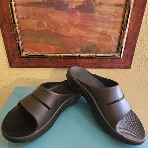 Oofos Recovery Sandals Like New